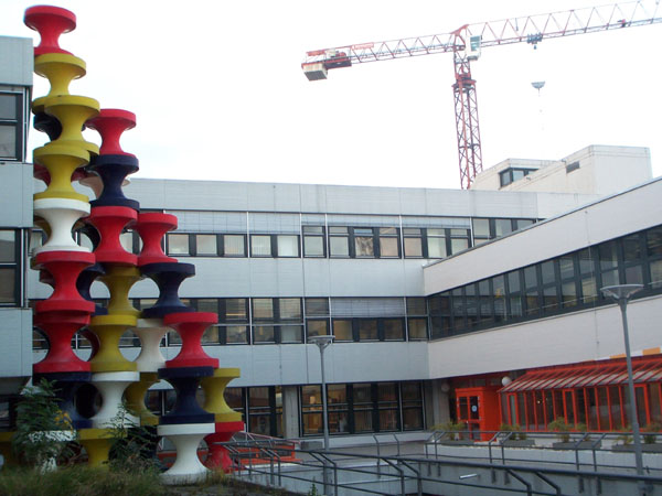 Klassische Kunst am Bau auf dem Konstanzer Campus